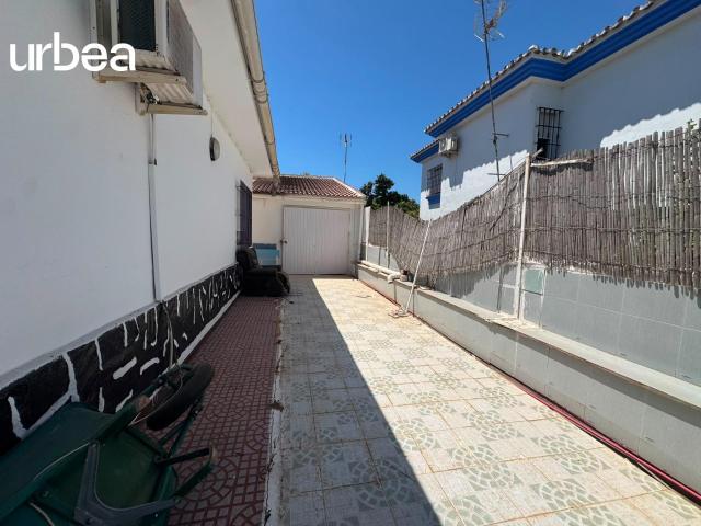 Casa independiente con amplia parcela en Carretera de Álora – Churriana