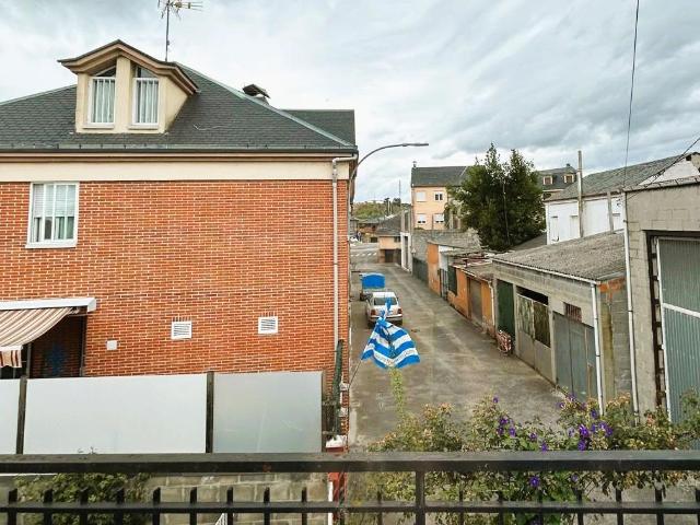 Casa Independiente con Amplia Parcela en el Corazón de Camponaraya
