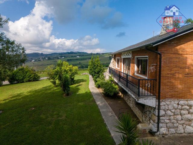 Casa independiente con finca urbana de 4.250 m2 en Ongayo, Suances