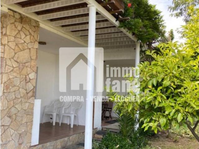 Casa independiente con gran jardín en Grifeu — Vistas al mar y licencia turística