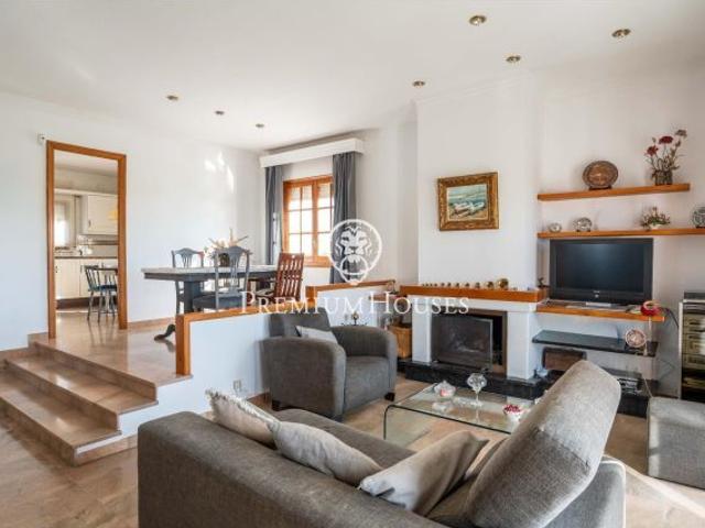 Casa independiente con jardín y piscina en Santa María