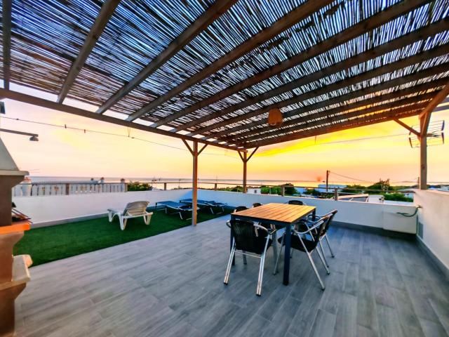 Casa independiente con LICENCIA TURÍSTICA ACTIVA en El Palmar Primera línea de playa. Rentabilidad real. Estilo de vida único