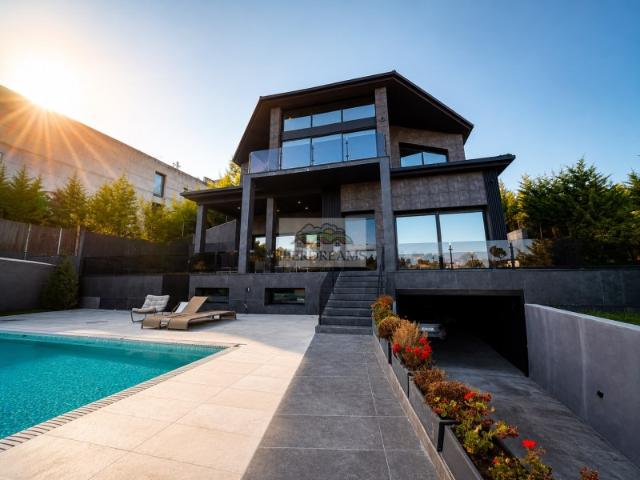 CASA INDEPENDIENTE CON PISCINA A ESTRENAR OBRA NUEVA