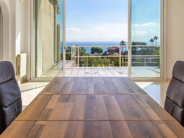Casa independiente con piscina y vistas panorámicas Coma Fo. 466m² Alella