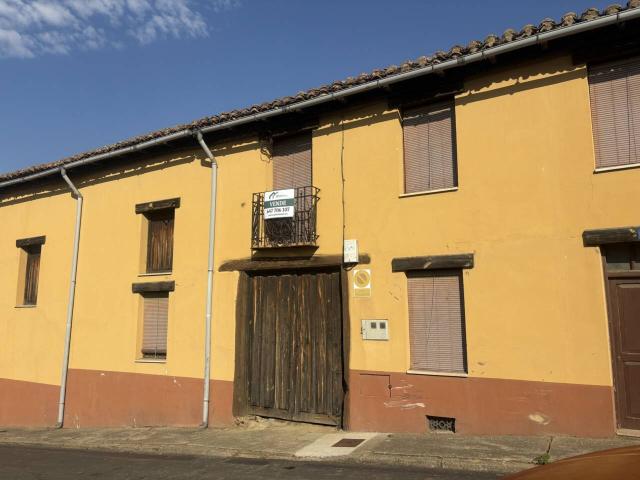 CASA INDEPENDIENTE CON TERRENO A 10 MIN DE LEON