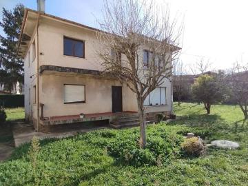 Casa independiente con terreno en Molledo