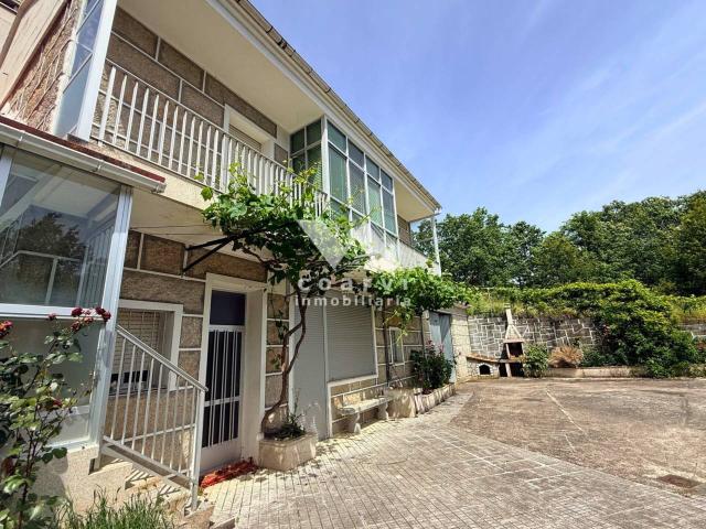 Casa independiente con terreno en Vilar de Barrio