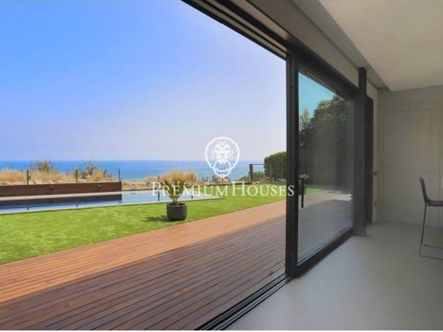 Casa independiente a la venta con vistas al mar en Montgavina
