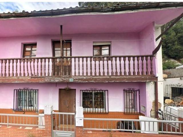 CASA INDEPENDIENTE DE 4 DORMITORIOS EN GANZO
