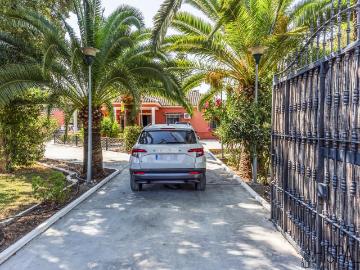 Casa independiente en Carmona con amplia parcela y piscina
