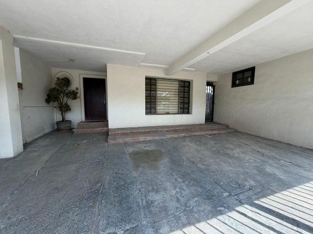 Casa independiente en Saltillo Centro, venta residencial con cocina equipada y patio