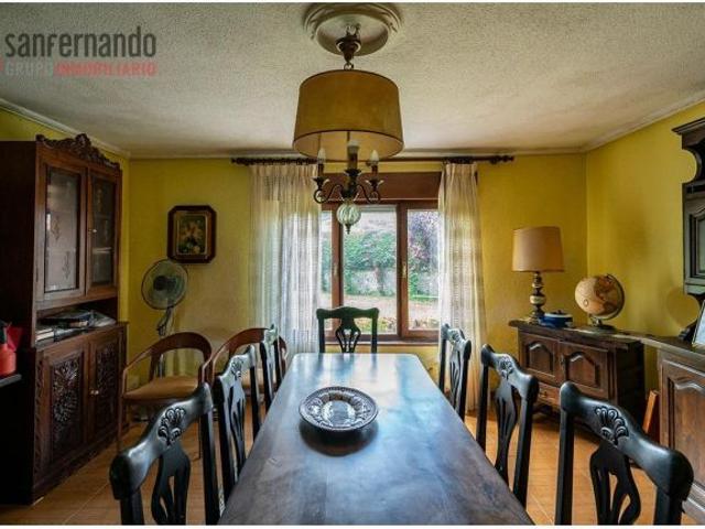 Casa independiente en una sola planta con terreno urbano de 5.500m2 en Reocín