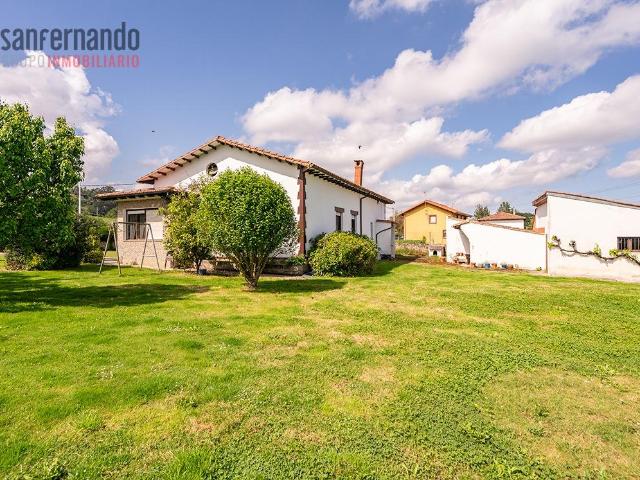 Casa independiente en una sola planta con terreno urbano de 5.500m2 en Reocín