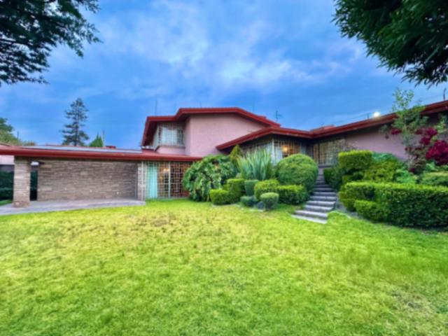 Casa Independiente en Venta en Toluca con Amplio Jardín y Jacuzzi