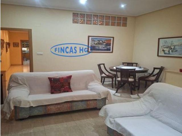 Casa independiente en zona Monte Tossal, cerca de plaza de toros y Mercado central