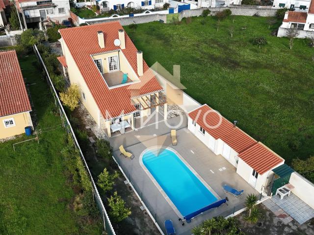 Casa individual com piscina e amplo jardim em Alfeizerão 286m² Alcobaça