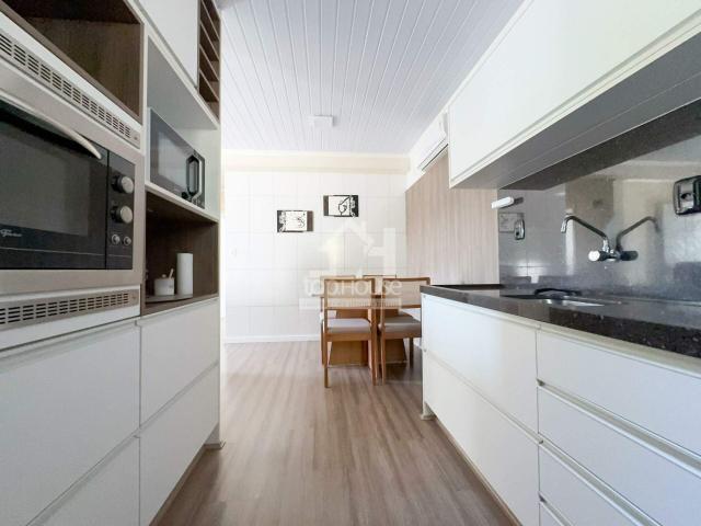 CASA INDIVIDUAL DE DOIS PAVIMENTOS COM AMPLO PÁTIO