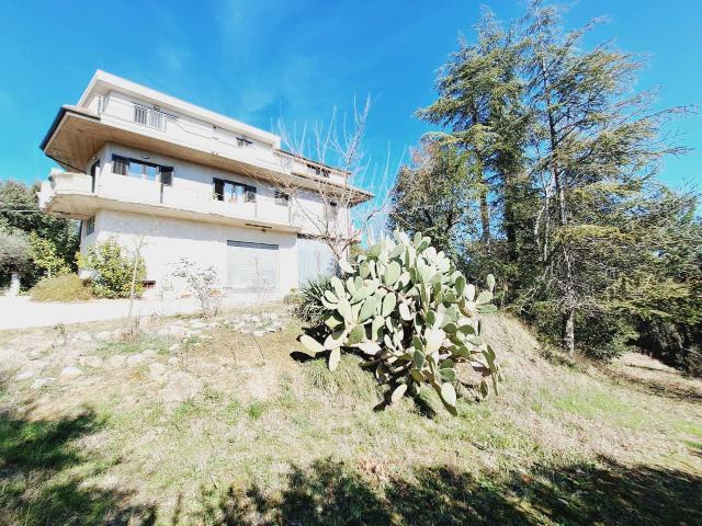 Casa indipendente 6 vani 225mq