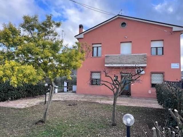 Casa indipendente 8 vani 220mq