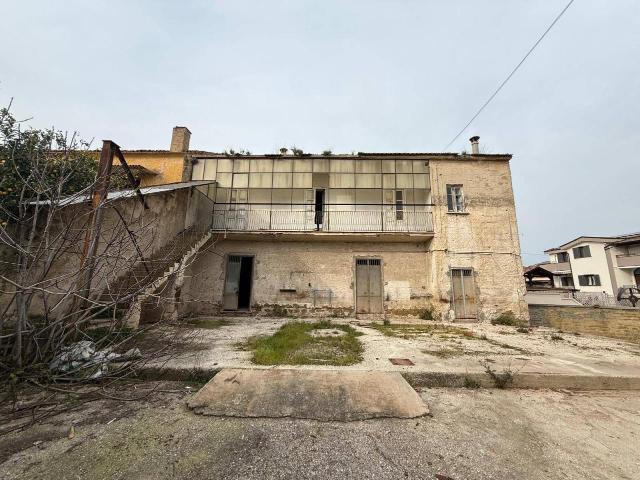 Casa indipendente 8 vani 240mq