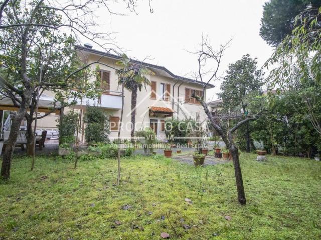 Casa indipendente 8 vani 280mq