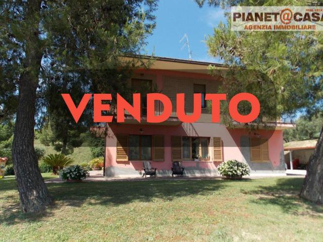 Casa indipendente 9 vani 280mq