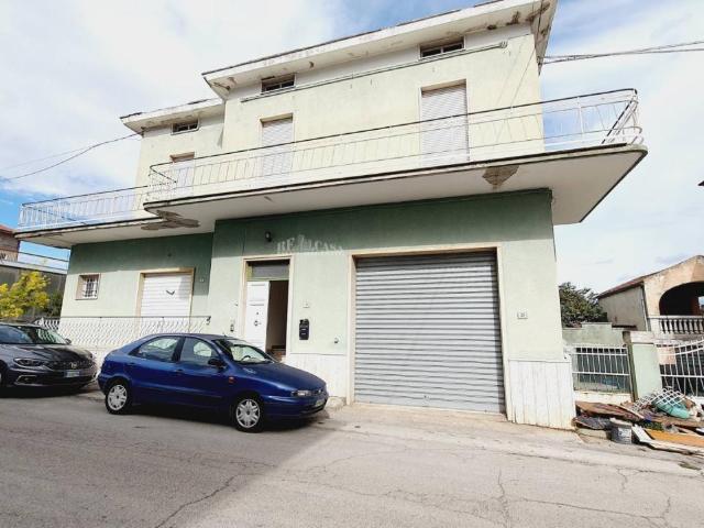 Casa indipendente 9 vani 300mq