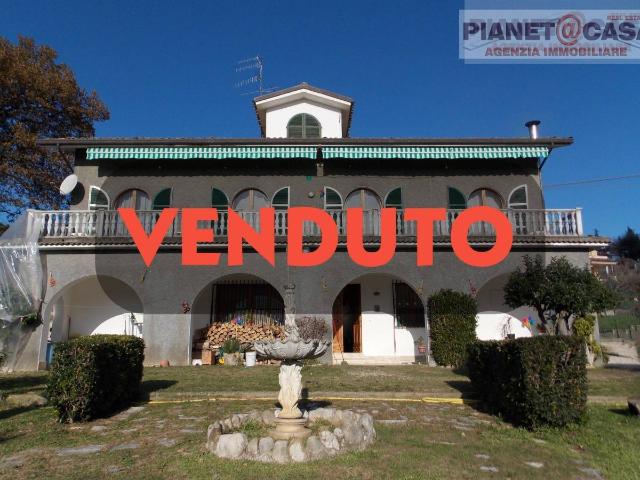 Casa indipendente 9 vani 480mq