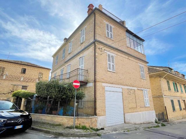 Casa indipendente 10 vani 210mq