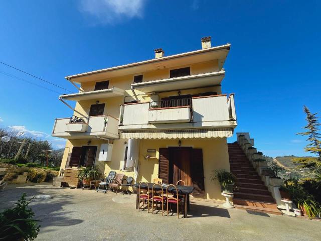 Casa indipendente 10 vani 350mq