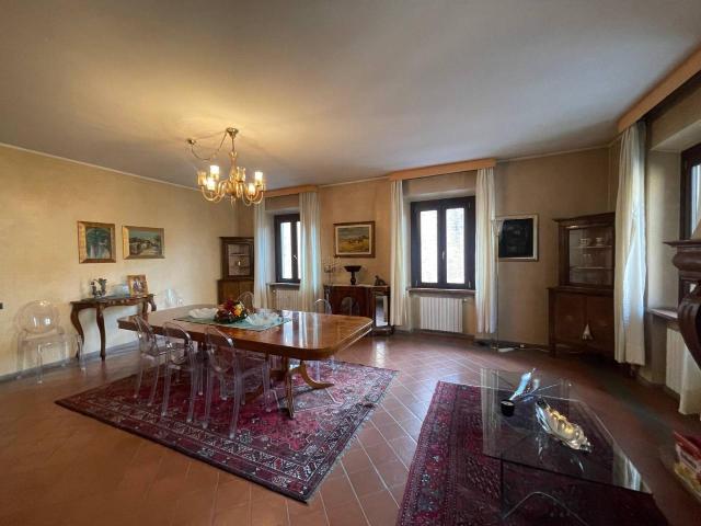 Casa indipendente 10 vani 450mq