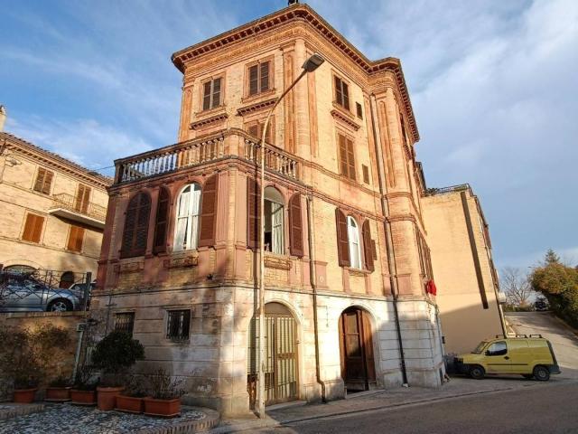 Casa indipendente 10 vani 500mq