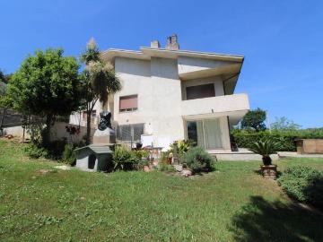 Casa indipendente 12 vani 400mq