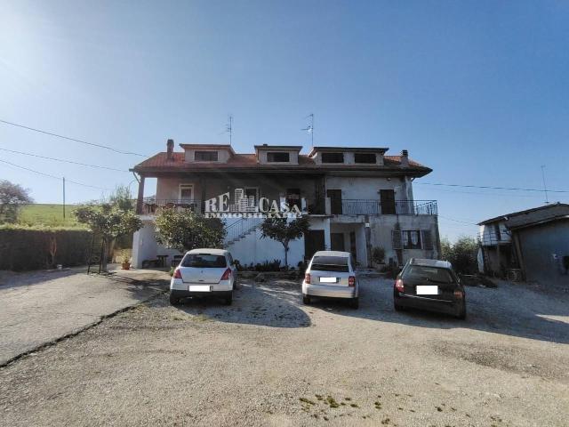 Casa indipendente 12 vani 580mq