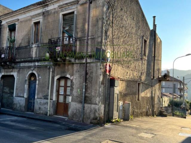 Casa indipendente 12 vani 500mq