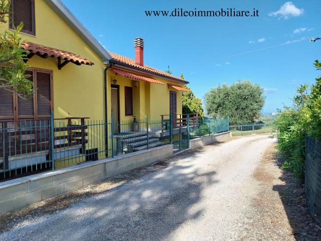 Casa indipendente vista mare a Castorano