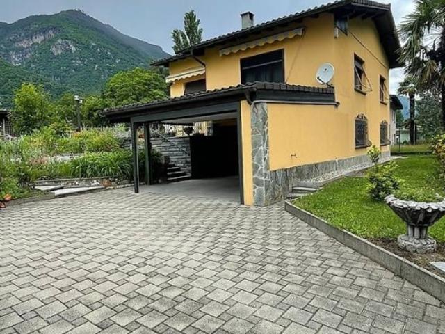 Casa indipendente bifamiliare immersa nel verde con ampio terreno a Cresciano