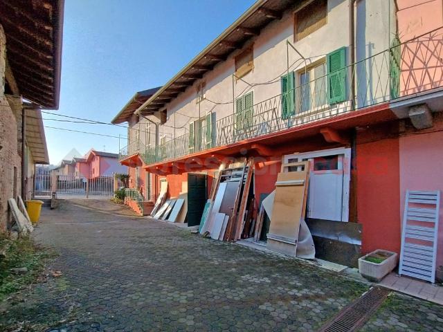 Casa indipendente con box a Arona