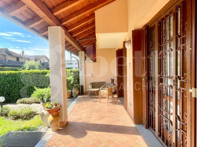 Casa indipendente con box doppio a Senago