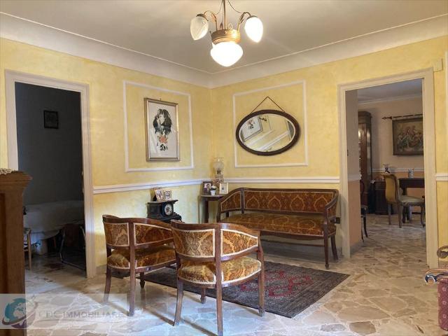 Casa indipendente con box in piazza crocifisso, Prizzi