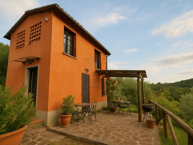 Casa indipendente con box in via casa nuova, Pescia