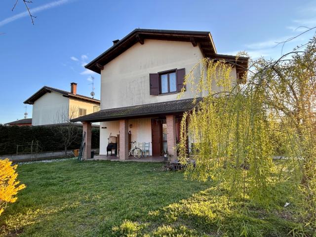 Casa indipendente con giardino a Zerbolò