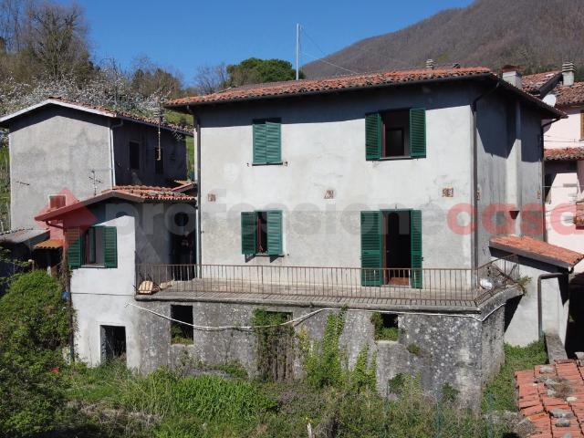 Casa indipendente con giardino a Camporgiano