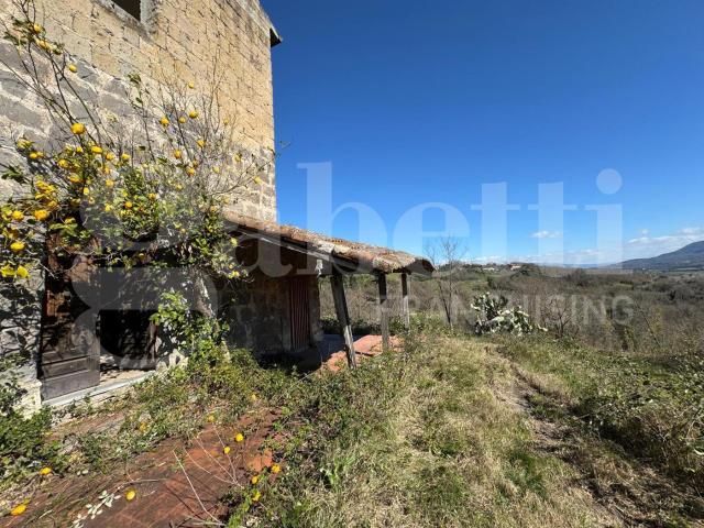 Casa indipendente con giardino a Castel Campagnano