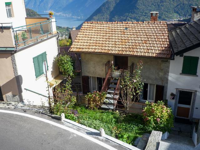 Casa indipendente con giardino a Centro Valle Intelvi