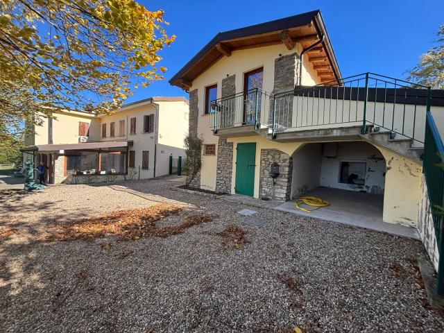 Casa indipendente con giardino a Colli Verdi