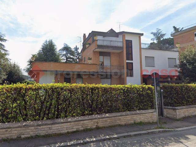 Casa indipendente con giardino a Frosinone