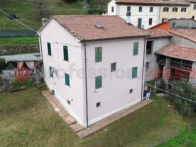Casa indipendente con giardino a Gallicano