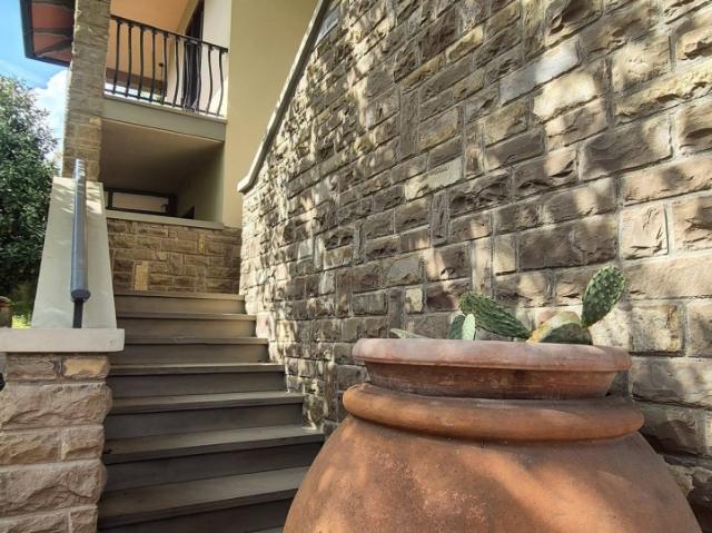 Casa indipendente con giardino a Montevarchi