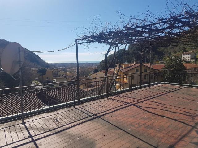 Casa indipendente con giardino a Montignoso